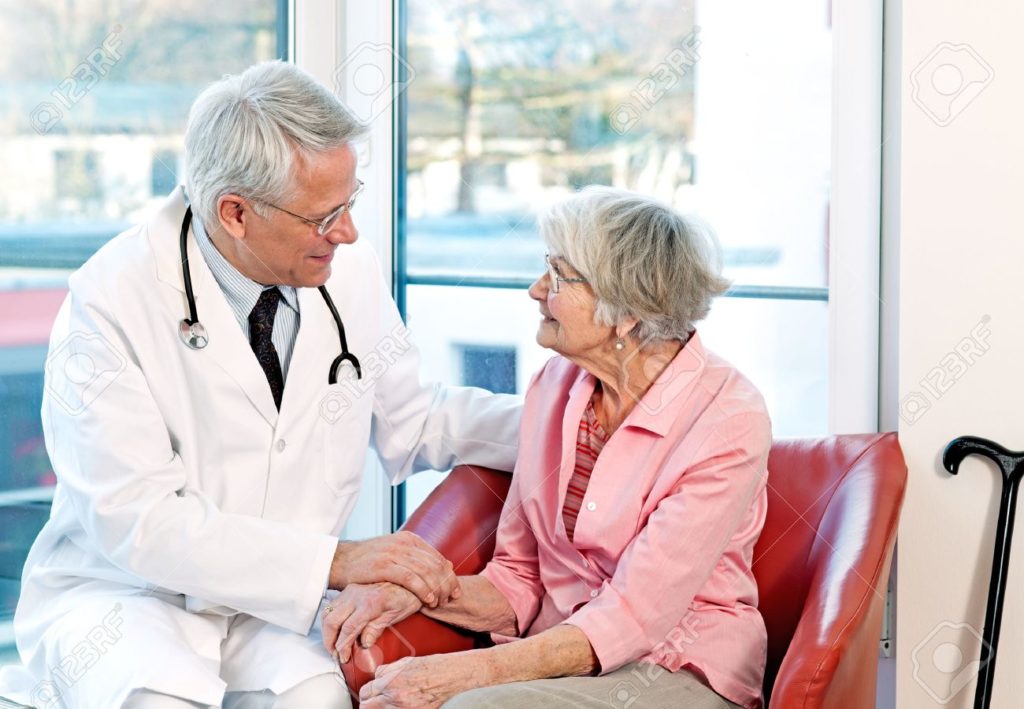 29422173-friendly-kind-male-doctor-reassuring-an-elderly-woman-patient-as-they-sit-together-having-a-consulta